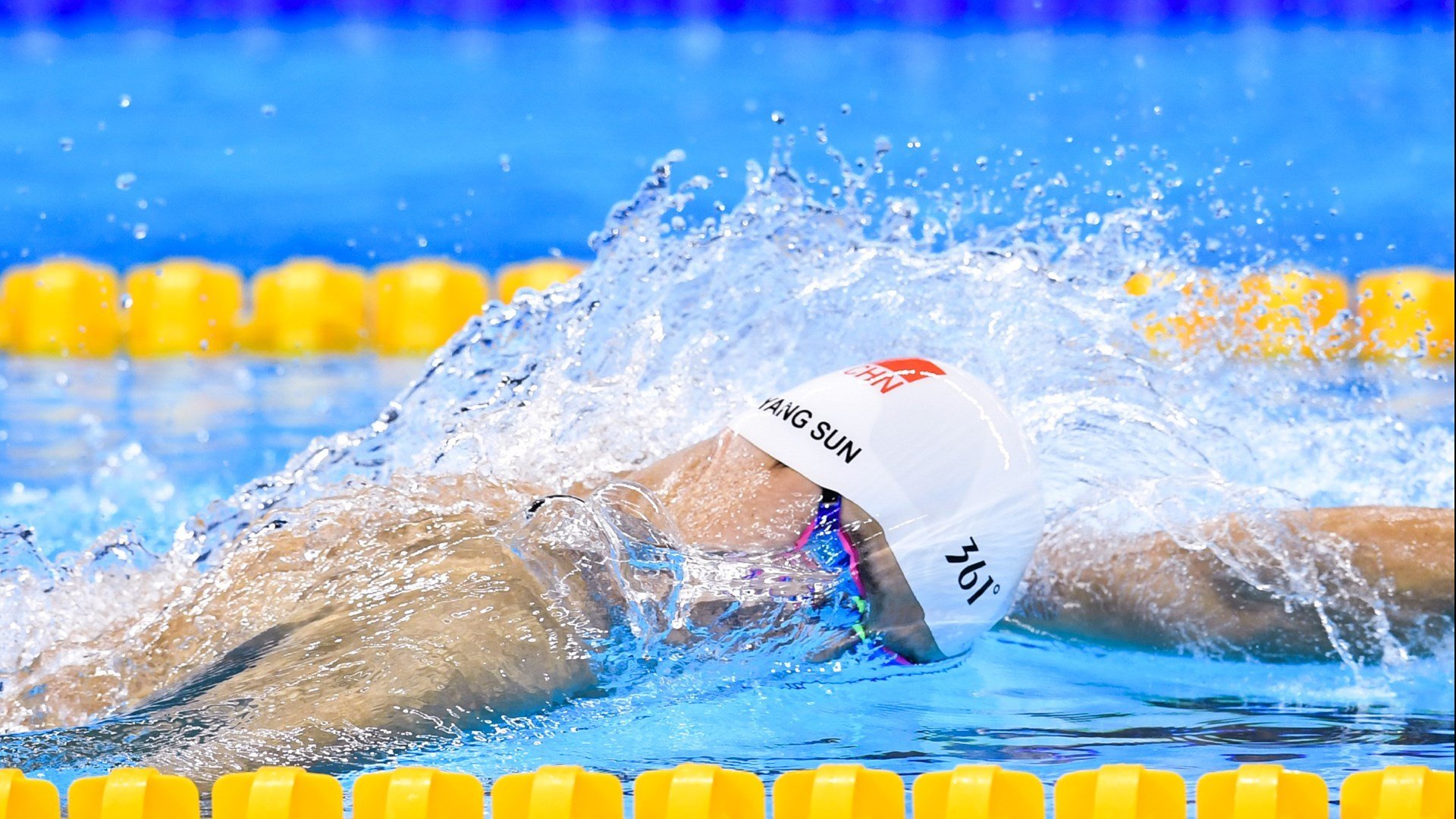 “高新体育中心健力赛：冠军之争白热化，选手拼尽全力”