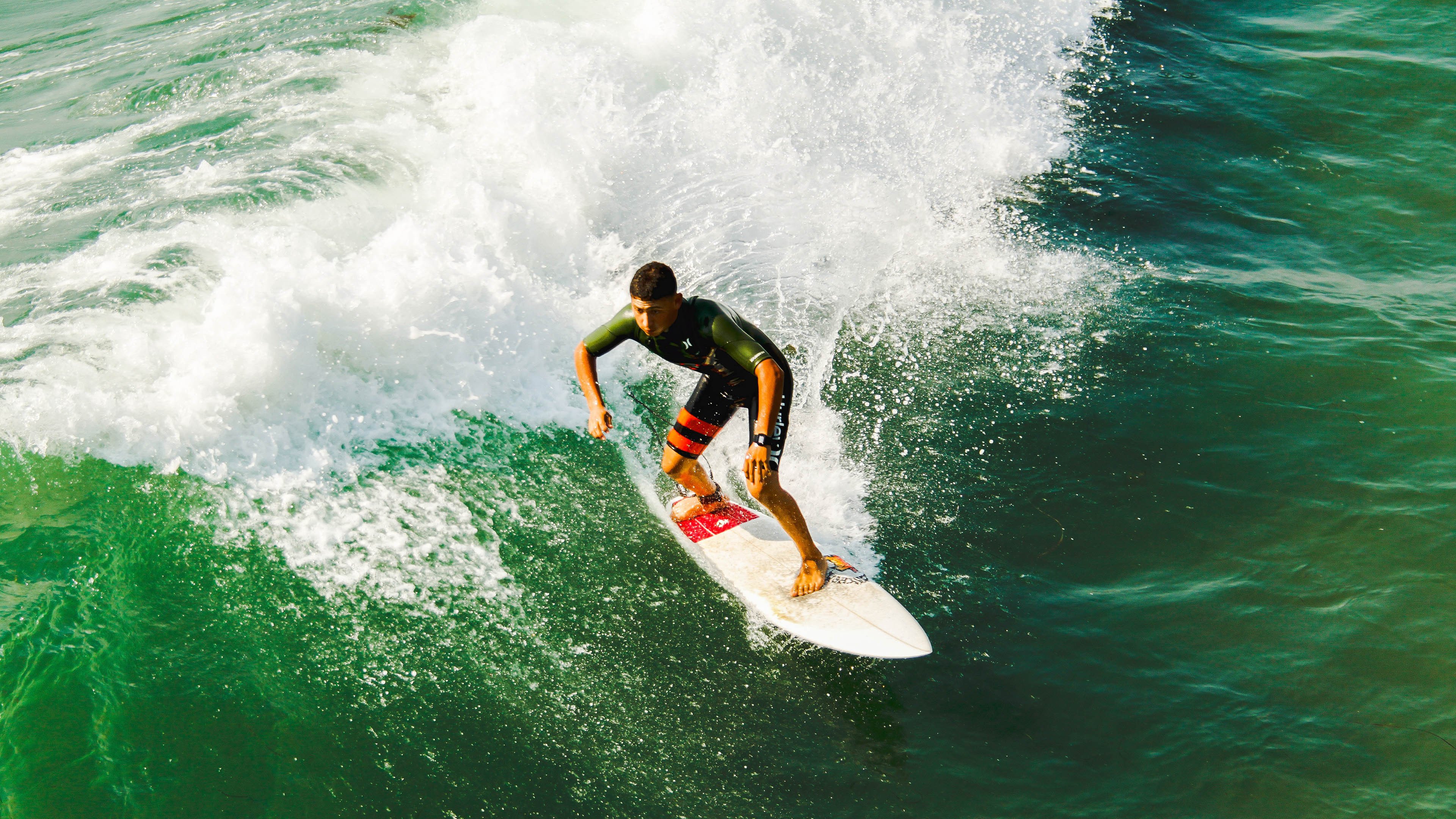 前场球员跑动轨迹是否直接影响中场组织视角，前场球员跑动轨迹是否直接影响中场组织视角