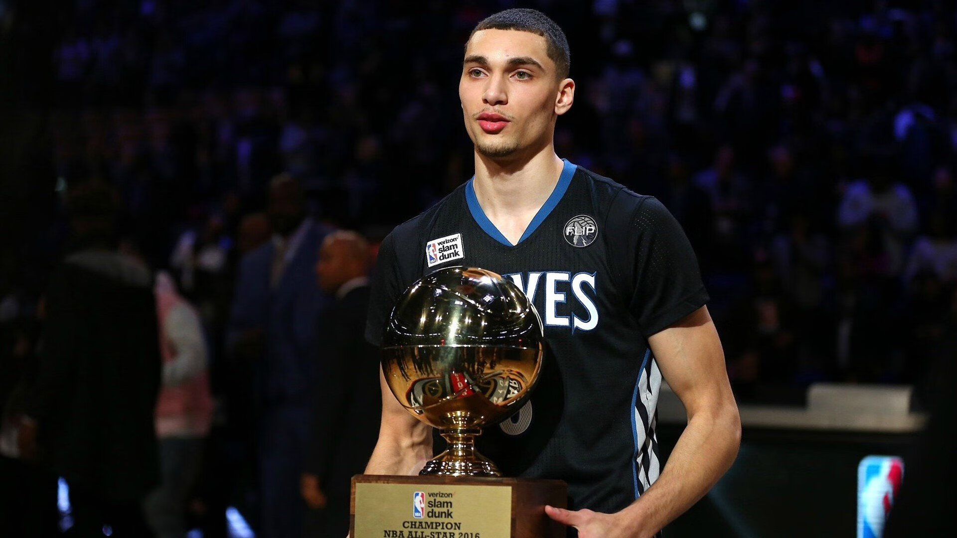 前场球员跑动轨迹是否直接影响中场组织视角，前场球员跑动轨迹是否直接影响中场组织视角